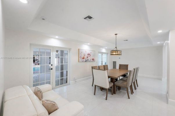 Dining room, Interior, Pendant Lights, Recessed Lighting