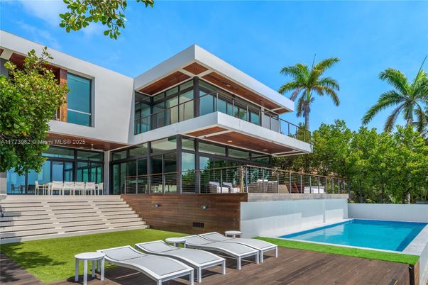 Exterior, Facade, Pool, Modern