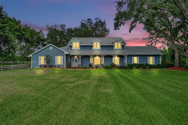 Backyard, Exterior, Facade, Ranch