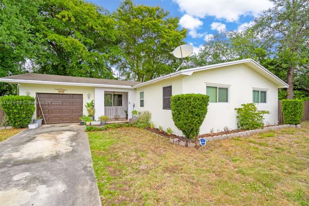 Attached, Exterior, Facade, Ranch