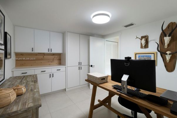 Home Office, Interior