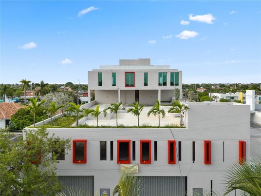Exterior, Facade, Modern