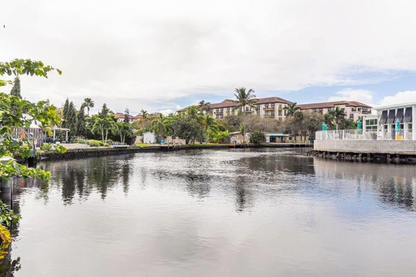Exterior, Lake