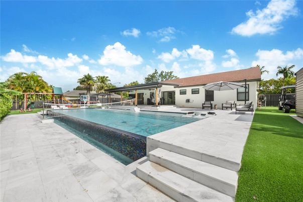 Exterior, Pool