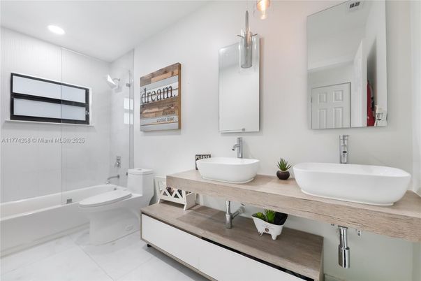 Bathroom, Dual Sink Vanities, Interior, Recessed Lighting