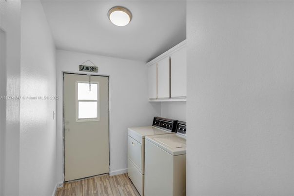 Interior, Washer, Wood Texture Flooring