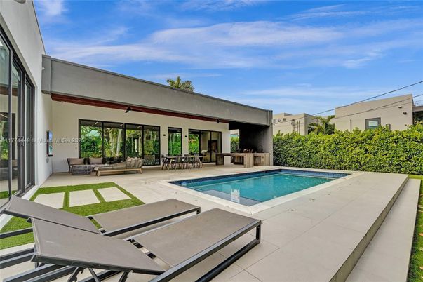 Exterior, Pool