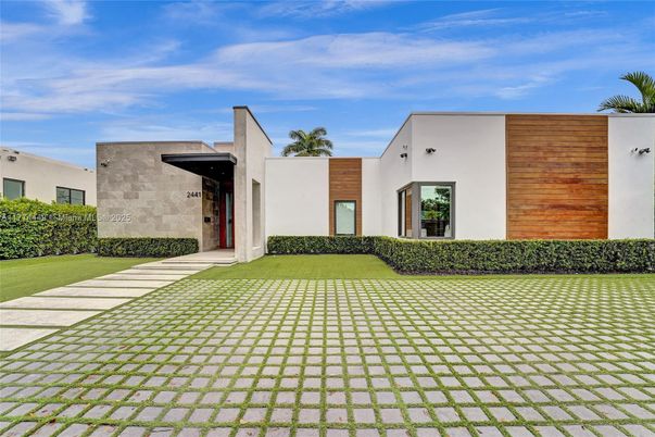 Backyard, Exterior, Facade, Modern