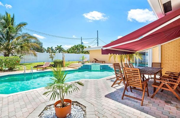 Exterior, Pool