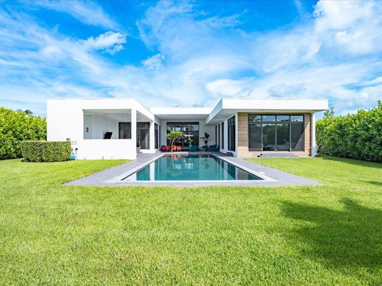 Backyard, Exterior, Facade, Pool, Modern