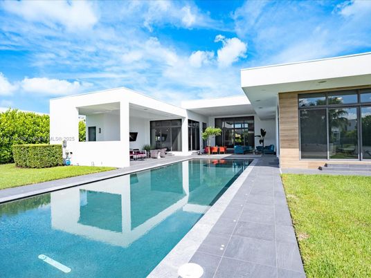 Exterior, Facade, Pool, Modern
