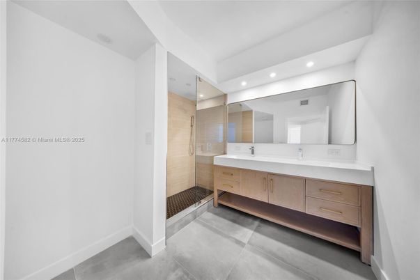 Bathroom, Dual Sink Vanities, Interior, Recessed Lighting