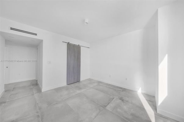 Empty room, Interior