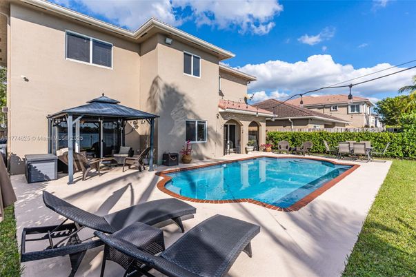 Exterior, Pool