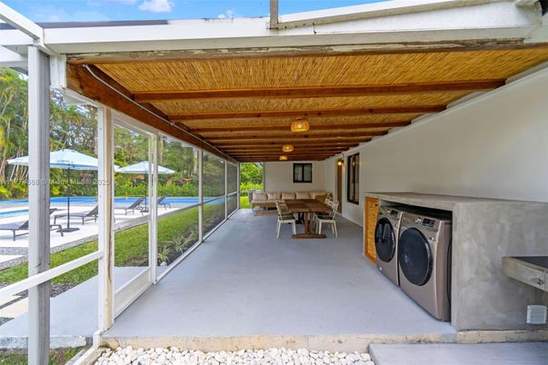 Interior, Sun Room, Washer, Wooden Beams