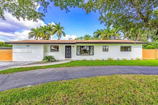 Attached, Exterior, Facade, Ranch