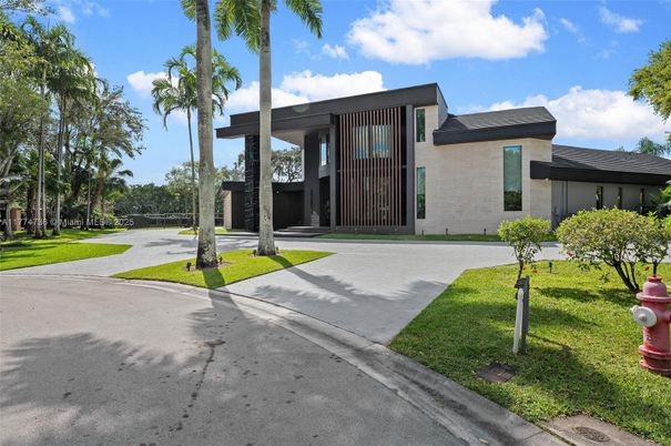 Exterior, Facade, Modern