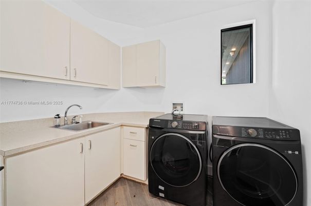Interior, Washer, Wood Texture Flooring