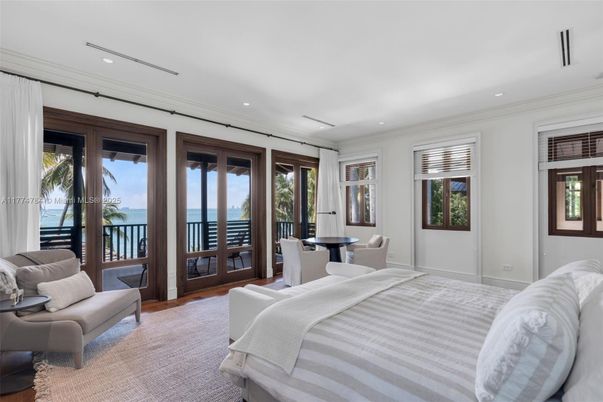 Bedroom, Dining room, Interior, Recessed Lighting, Water