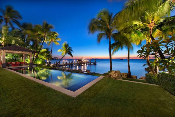Exterior, Lake