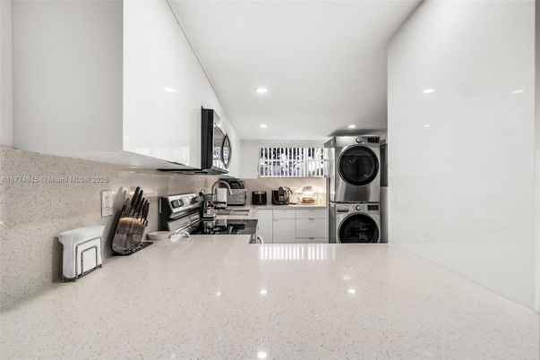 Interior, Kitchen, Recessed Lighting, Washer