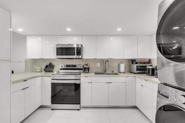 Interior, Kitchen, Recessed Lighting, Stainless Steel Appliances, Washer