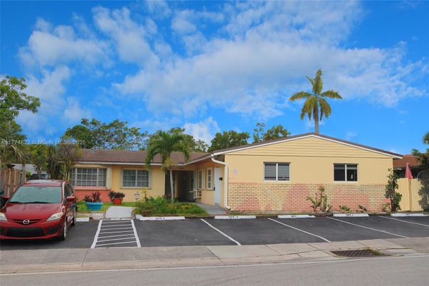 Exterior, Facade, Ranch