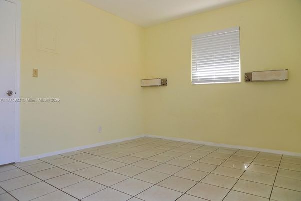 Empty room, Interior