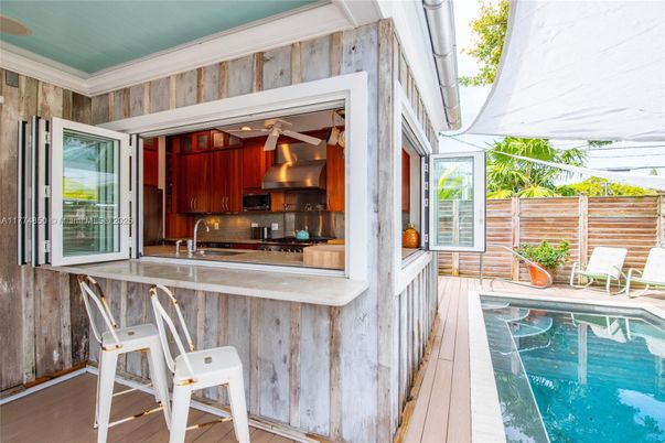 Exterior, Kitchen, Pool