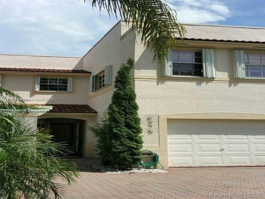 Attached, Exterior, Facade, Mediterranean