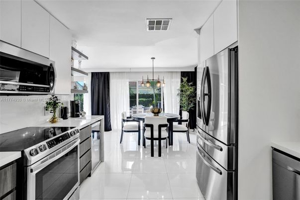 Dining room, Interior, Kitchen, Pendant Lights, Stainless Steel Appliances