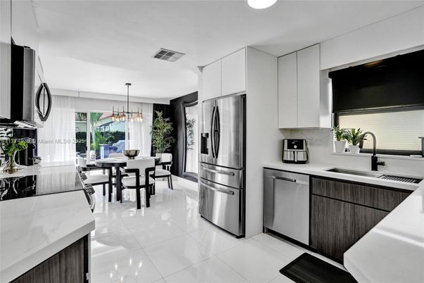 Dining room, Interior, Kitchen, Pendant Lights, Recessed Lighting, Stainless Steel Appliances