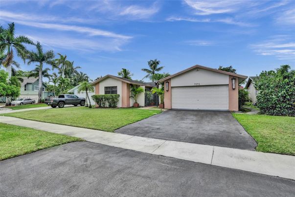 Attached, Exterior, Facade, Ranch