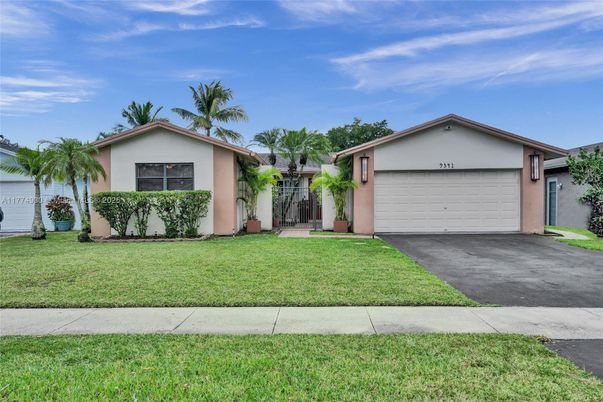 Attached, Exterior, Facade, Ranch