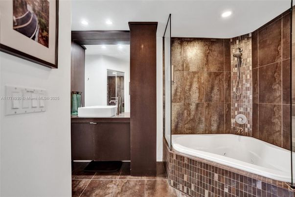 Bathroom, Interior, Recessed Lighting