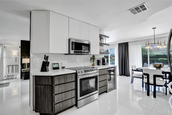 Dining room, Interior, Kitchen, Pendant Lights, Stainless Steel Appliances
