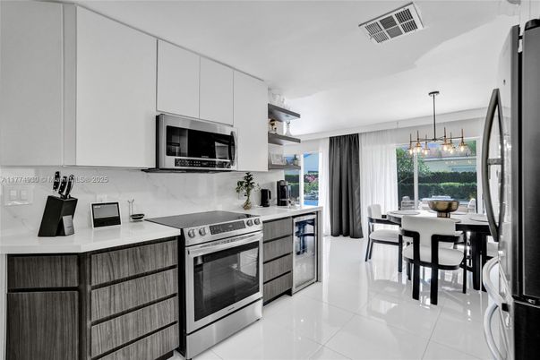 Dining room, Interior, Kitchen, Pendant Lights, Stainless Steel Appliances