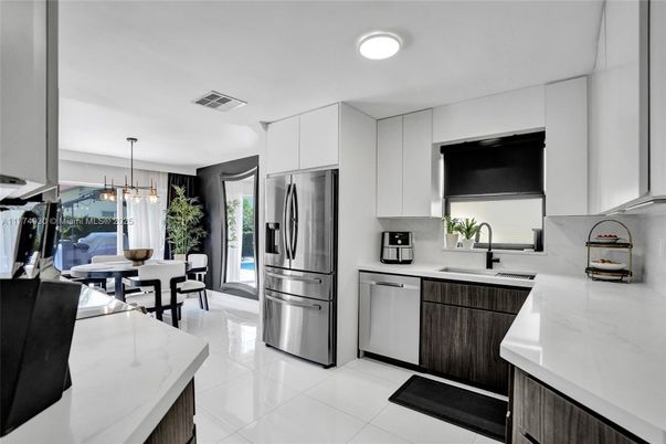 Dining room, Interior, Kitchen, Pendant Lights, Stainless Steel Appliances