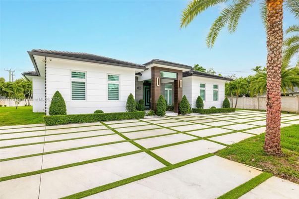 Backyard, Exterior, Facade, Ranch