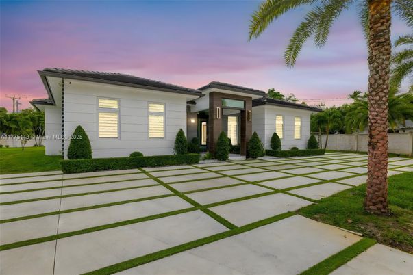 Backyard, Exterior, Facade, Ranch