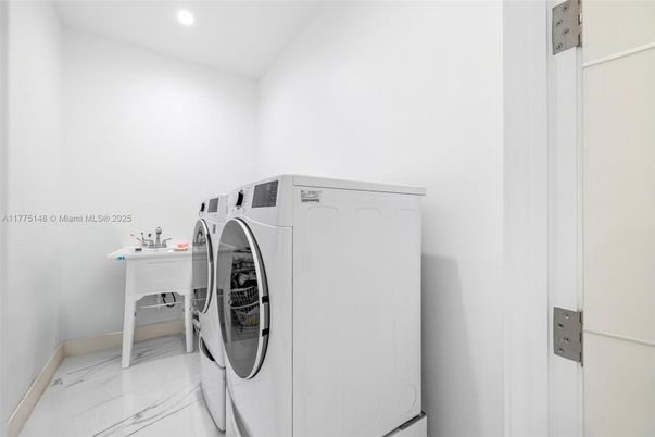 Interior, Marble, Recessed Lighting, Washer