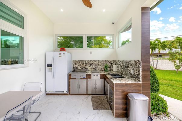 Interior, Marble, Recessed Lighting, Washer