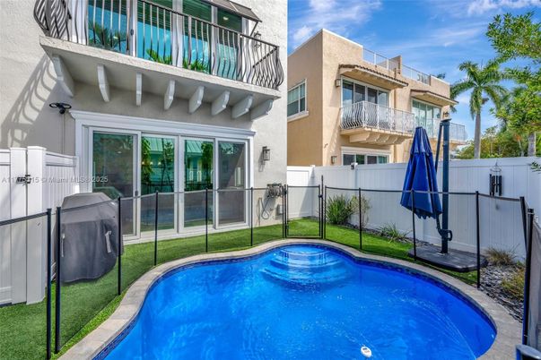 Exterior, Pool