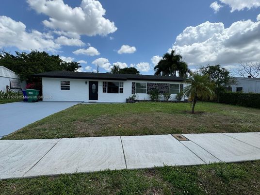 Backyard, Exterior, Facade, Ranch