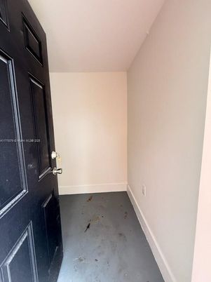 Empty room, Interior