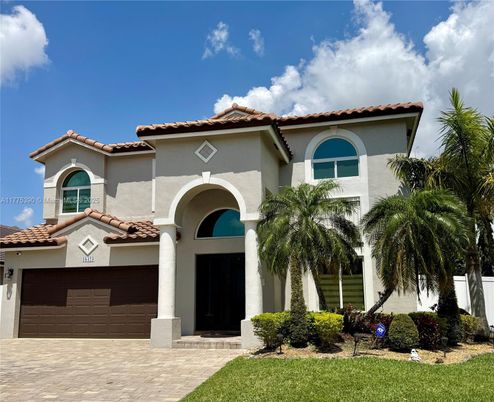 Attached, Exterior, Facade, Mediterranean
