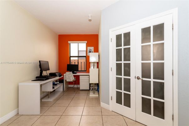 Home Office, Interior
