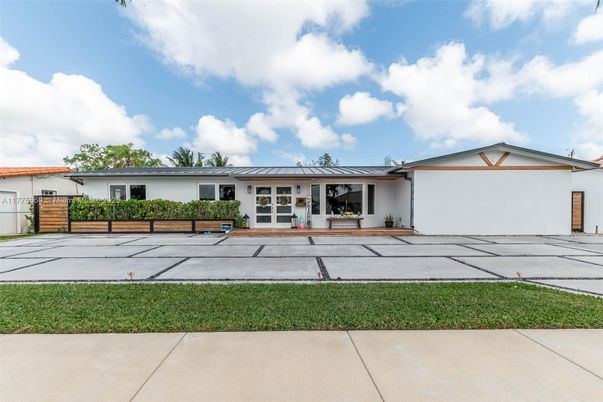 Attached, Exterior, Facade, Ranch