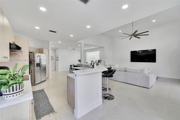 Interior, Kitchen, Living room, Pendant Lights, Recessed Lighting, Stainless Steel Appliances