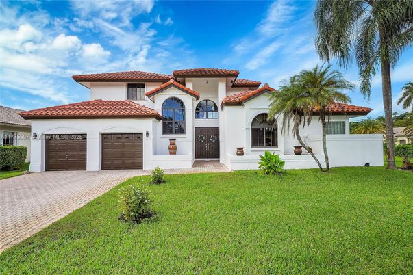Attached, Exterior, Facade, Spanish Mediterranean